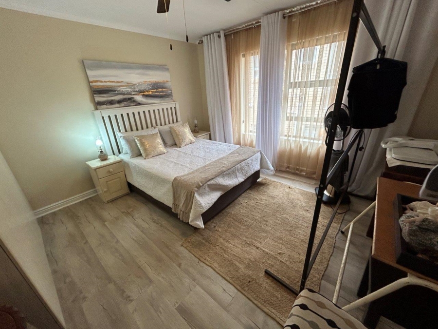 6 Bedroom Property for Sale in Wavecrest Eastern Cape